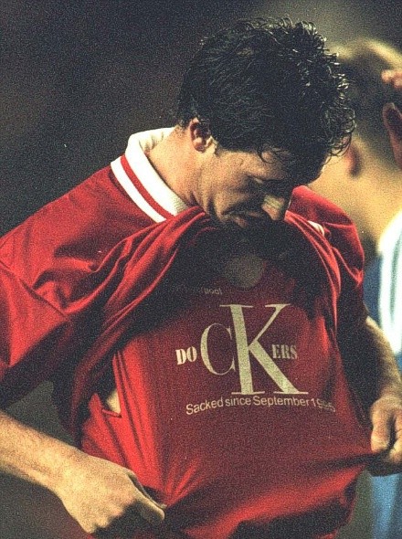 Robbie Fowler – “Hãy ủng hộ 500 công nhân bị sa thải”: Fowler bày tỏ thái độ của mình với các công nhân đình công ở cảng Liverpool vào năm 1997 khi thi đấu với Brann Bergen ở cúp châu Âu.